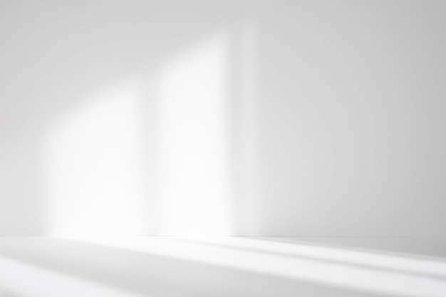 Fond de studio blanc abstrait pour la présentation du produit Salle vide avec des ombres de fenêtre Afficher le produit avec un fond flou