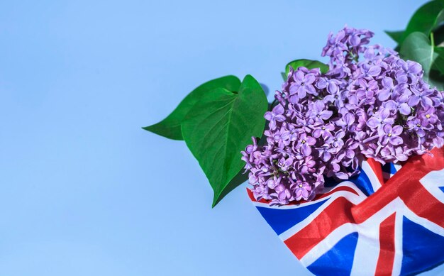 Fond de style britannique créatif avec des fleurs et le drapeau britannique du Royaume-Uni