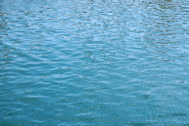 Fond de surface de l'eau bleue calme