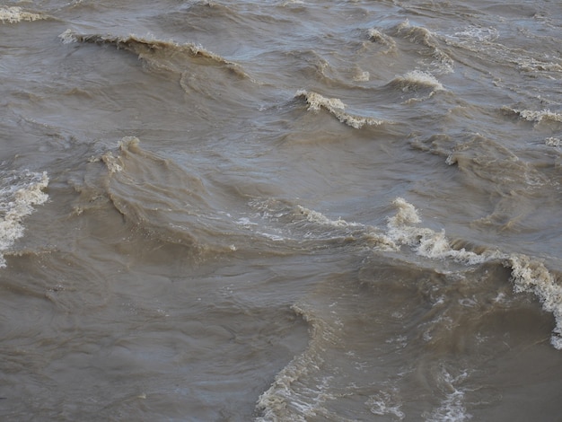 Fond de surface de l'eau boueuse