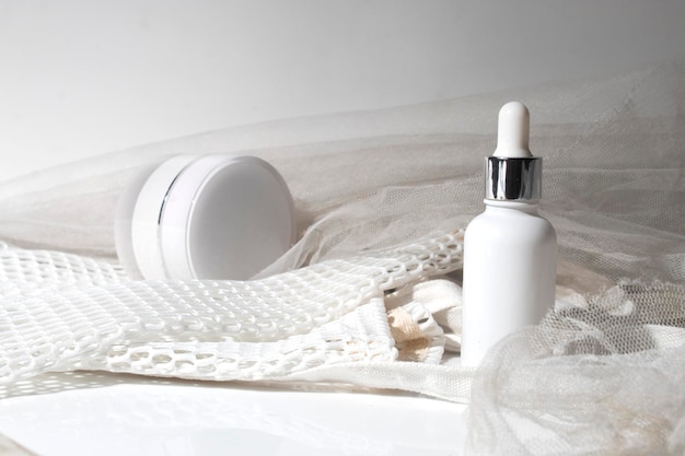 Fond de table en bois blanc avec style de vie, produit cosmétique de crème de lotion de bouteille de maquillage avec la maquette de soins de santé de mode de beauté