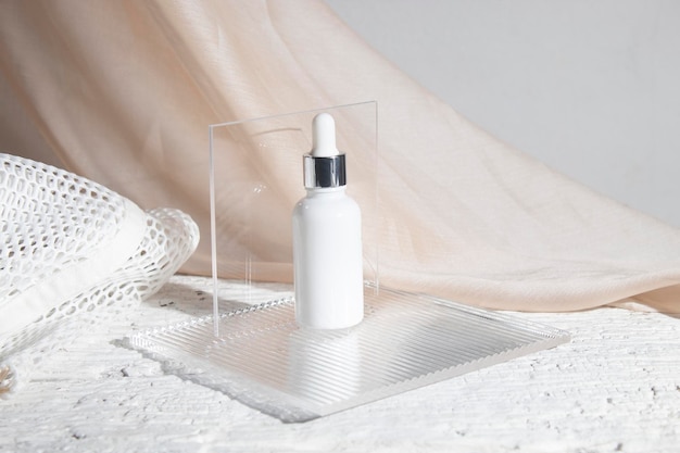 Fond de table en bois blanc avec style de vie, produit cosmétique de crème de lotion de bouteille de maquillage avec la maquette de soins de santé de mode de beauté
