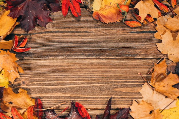 Fond avec table en bois et feuilles automnales