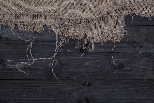 Fond de table en bois foncé avec toile de jute