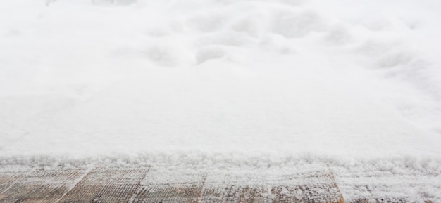 Fond avec table en bois recouvert de neige