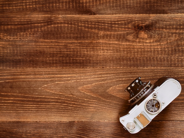 Fond de table en bois avec vieil appareil photo vintage. Mise à plat ou vue de dessus