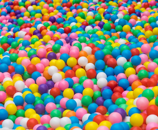 fond d'un tas de boules colorées pour enfants en plastique