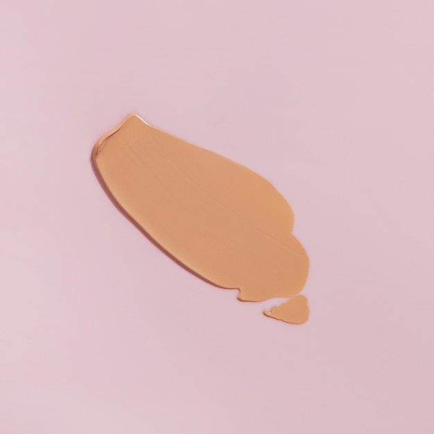 Fond de teint beige anti-cernes swatch frottis sur fond rose texture crème BB CC