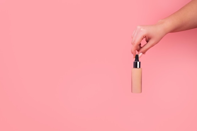 Fond de teint avec une crème BB pour les mains féminines pour maquillage professionnel pipette à appliquer sur le visage