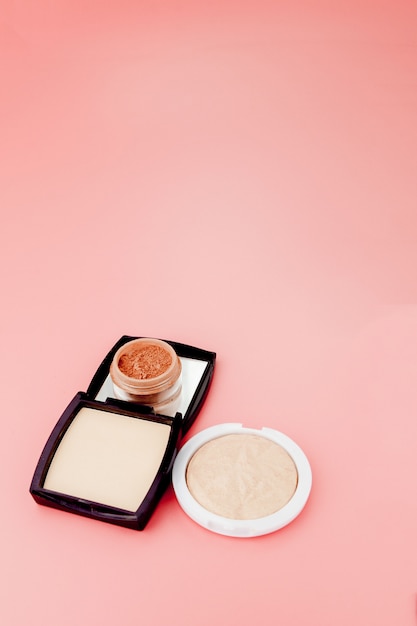 Photo fond de teint tonique et surligneur, base de maquillage sous forme de coussin. surligneur poudre produit cosmétique vue de dessus