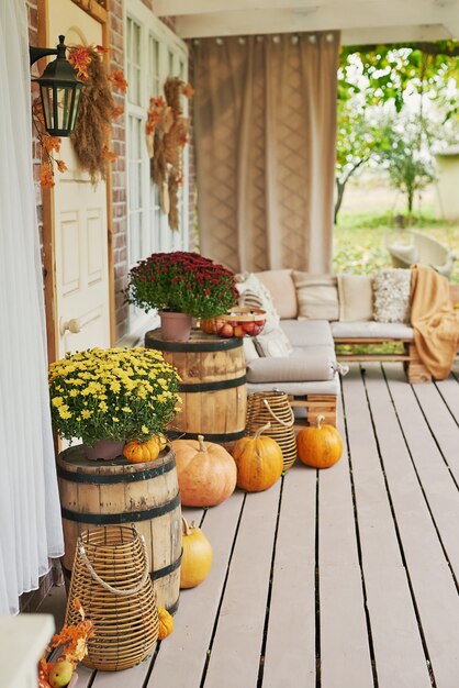 Fond de terrasse de récolte d'automne. Halloween. Pays. Citrouilles et fleurs. Maison de vacances. Jour de Thanksgiving