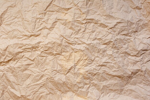 Fond texturé abstrait naturel de papier beige froissé