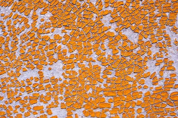 Fond texturé abstrait, vieux motif fissuré sur une surface rouillée, peinture gercée