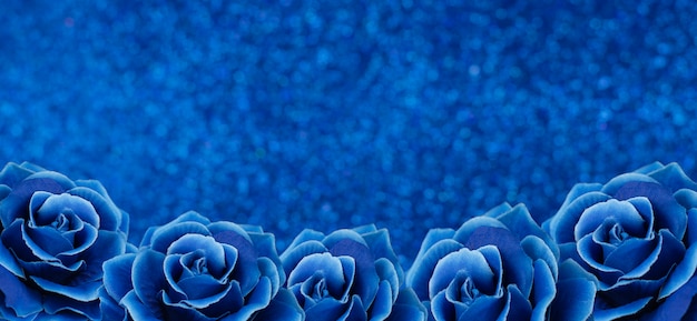 fond de texture de bannière avec des fleurs de roses bleues et bokeh