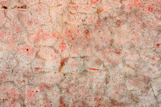 Fond de texture de béton de mur. Fragment de mur avec des rayures et des fissures