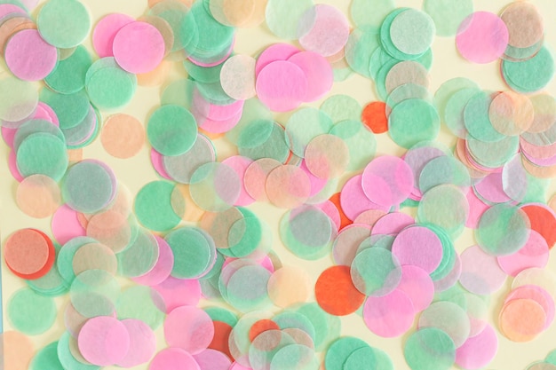 Fond texturé de confettis de fête de papier rond coloré