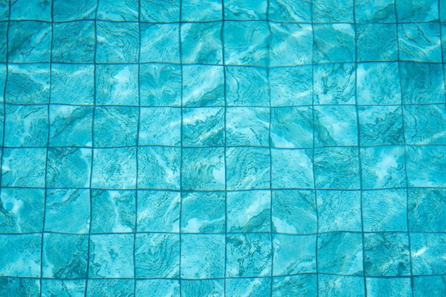 Fond et texture de l'eau dans la piscine avec des tuiles bleues.