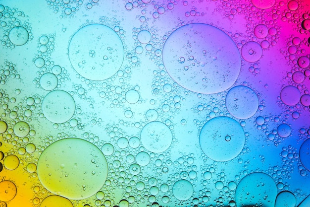 Fond texturé de gouttes d'eau sur une surface multicolore