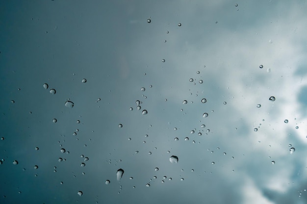 Fond de texture avec des gouttes sur le verre et le ciel