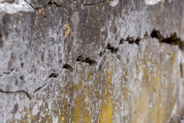 Fond de texture de mur blanc fissuré, très vieux mur avec une fissure dessus.