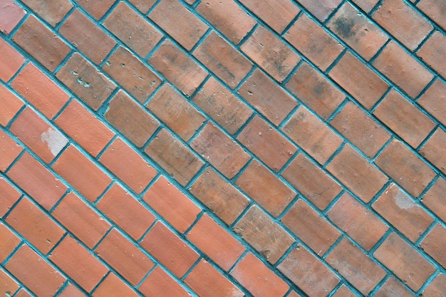 Fond de texture de mur de brique rouge en couches en diagonale. Concept de matériau de construction. Mur de briques d'entrepôt urbain grunge vide de fond industriel. Surface sur fond de maçonnerie. Décor et design.