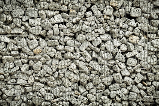 Fond texturé d'un mur de pierre avec filet de fer