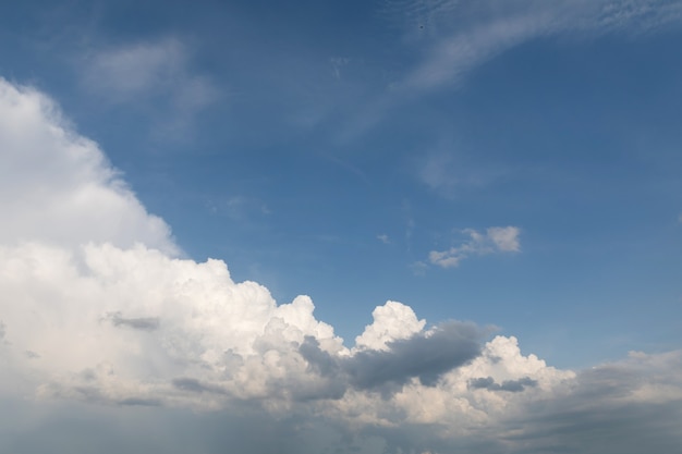 Fond et texture naturels. Nuages blancs magnifiques sur le ciel bleu un jour ensoleillé