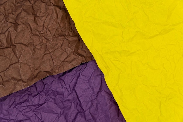 Fond de texture de papier froissé coloré brun violet et jaune