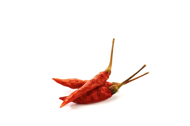 Fond de texture de piments rouges secs, le piment Karen rouge séché est un piment asiatique traditionnel (Prik Ka Reang) sur fond blanc