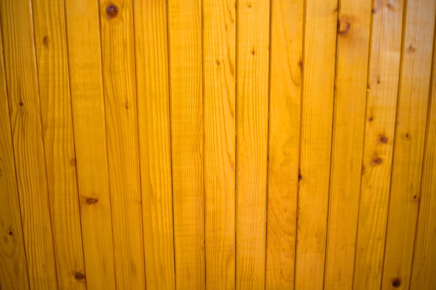 Fond de texture de planche de clôture vernie en bois orange.