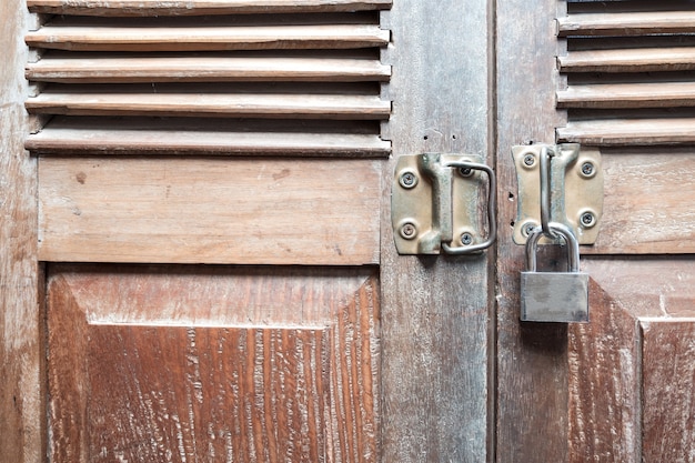 Fond de texture de porte en bois Vintage avec une vieille serrure en acier est verrouillé la porte
