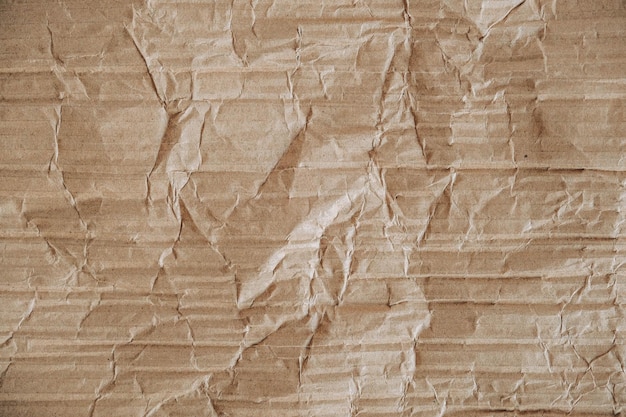 Fond de texture de surface en carton ondulé froissé. Toile de fond texturée en papier brun froissé sans soudure. Vue de dessus. Copie, espace vide pour le texte