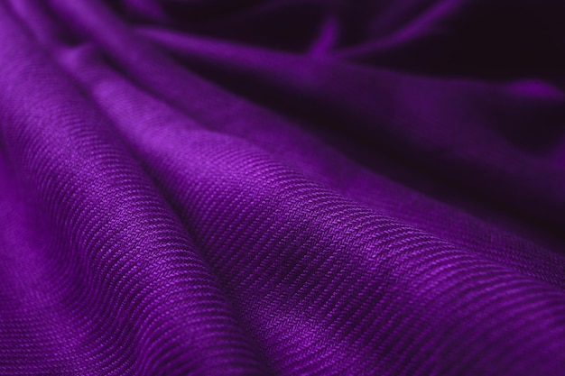 Fond de texture de tissu de couleur violette (Very Peri). Gros plan de vêtements comme fond d'écran.