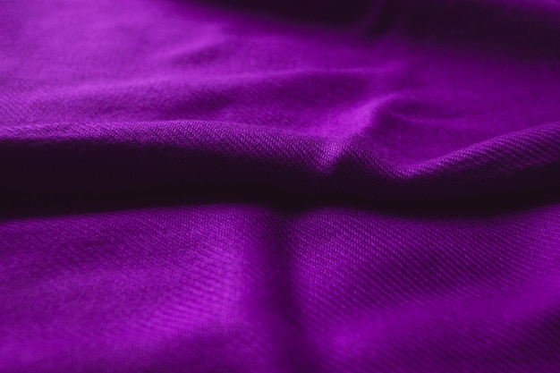 Fond de texture de tissu de couleur violette (Very Peri). Gros plan de vêtements comme fond d'écran.