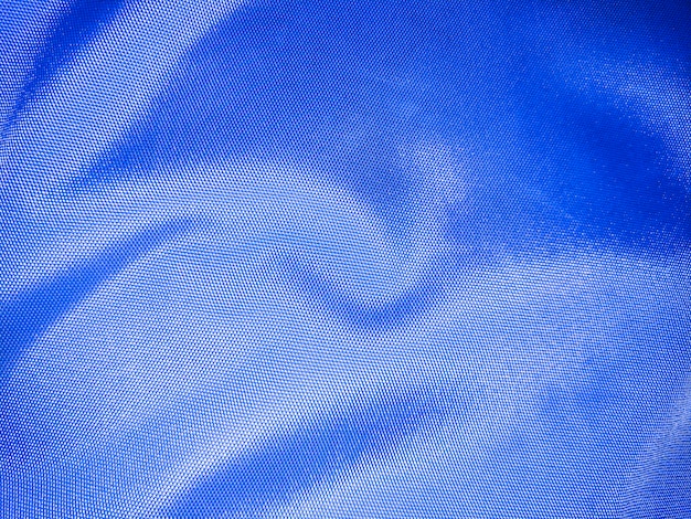 Fond de texture de tissu polyester froissé plein cadre bleu