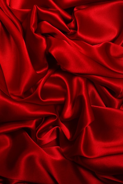 Fond de texture de tissu de soie rouge riche et luxueux. Vue de dessus.