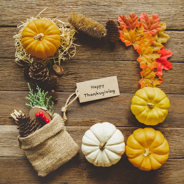 Photo fond de thanksgiving automne avec citrouilles et cadre de décorations