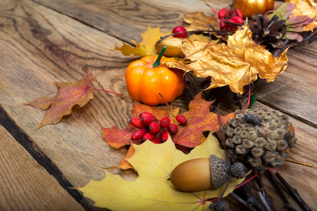 Photo fond de thanksgiving avec guirlande de feuilles de potiron, gland, épine-vinette et doré,