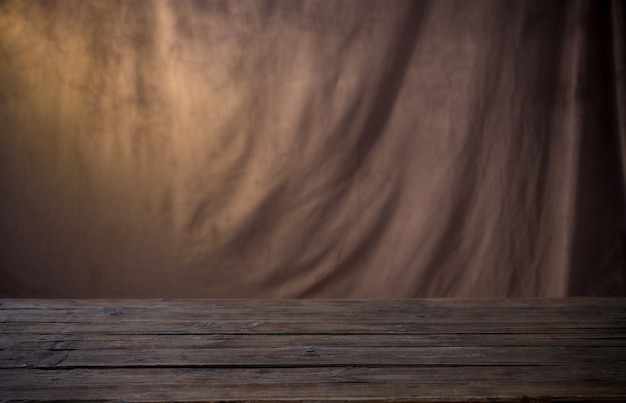 Fond de tissu marron et table en bois