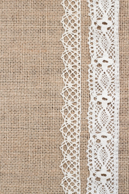 Fond de toile de jute avec vue de dessus de bordure en dentelle