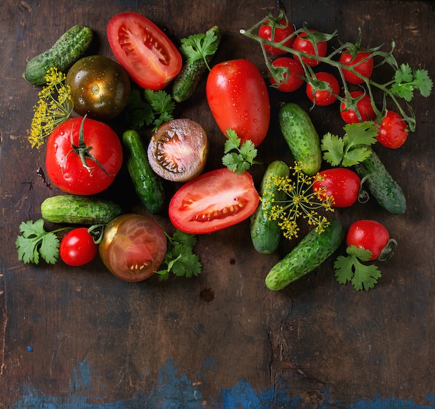 Fond avec des tomates et des concombres