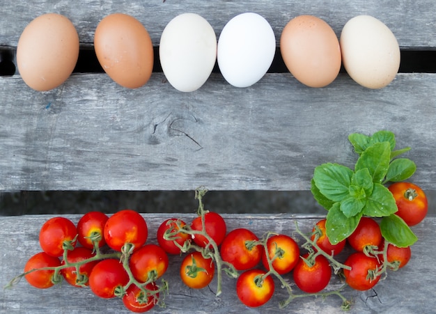 fond de tomates crerry et oeufs sur bois rustique