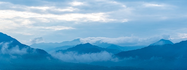 Fond de ton paysage montagne bleu.