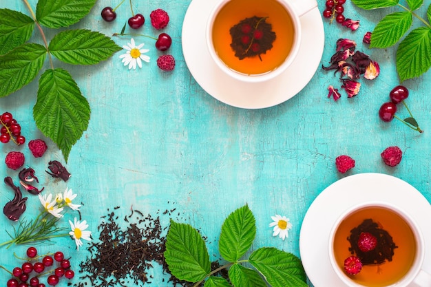 Fond turquoise d'été avec du thé frais et des baies mûres naturelles