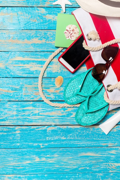 Fond de vacances d'été avec des articles de plage