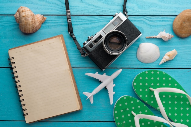 Fond de vacances d&#39;été, articles de voyage et de vacances sur la table en bois.