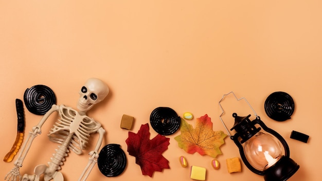 Fond de vacances d'Halloween avec des feuilles de bonbons d'Halloween squelette