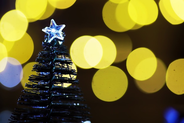 Fond de vacances d'hiver avec des lumières de paillettes de sapin gelé bokeh