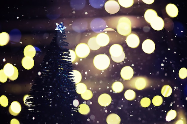 Photo fond de vacances d'hiver avec sapin gelé, lumières scintillantes, bokeh. fond de vacances de noël et du nouvel an avec espace de copie.