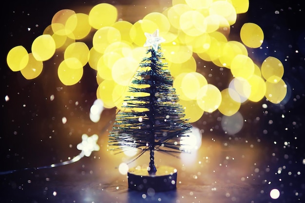 Fond de vacances d'hiver avec sapin gelé, lumières scintillantes, bokeh. Fond de vacances de Noël et du nouvel an avec espace de copie.